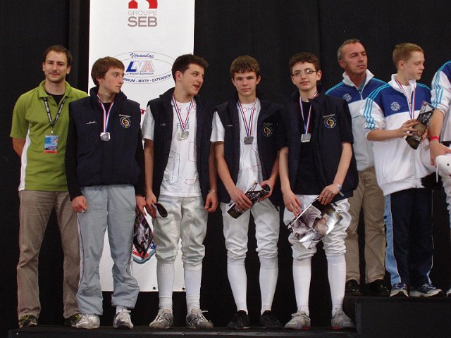 podium france minime.jpg - Championats de France minimes par équipe, 2e division : Cyril, 2ème .  (et 2e en partant de la gauche)